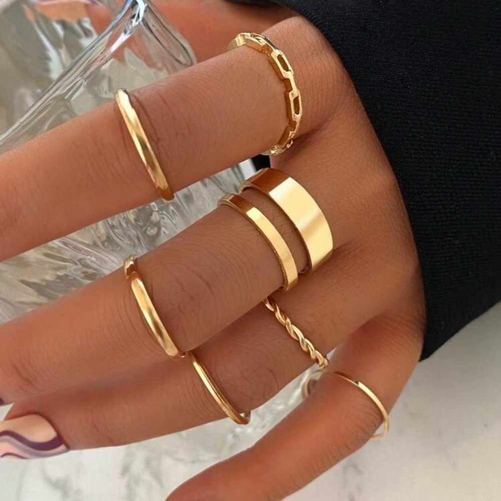 7 Pieces : Elegant Gold-Tone Ring Set